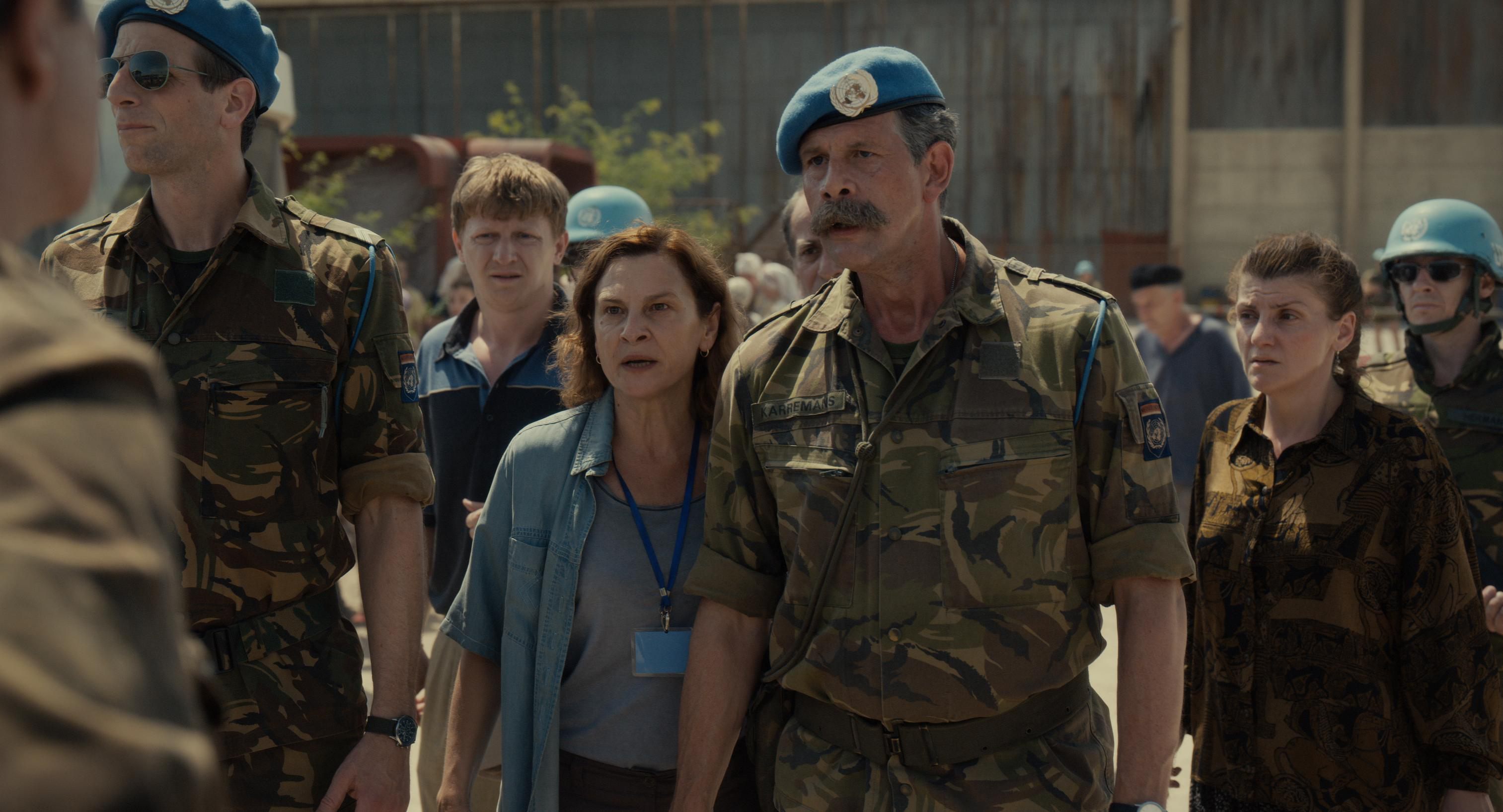 片中擔任翻譯的女老師不僅要周旋在聯合國與塞族軍隊間，又心急如焚想將家人納入救援名單內。（傳影互動）