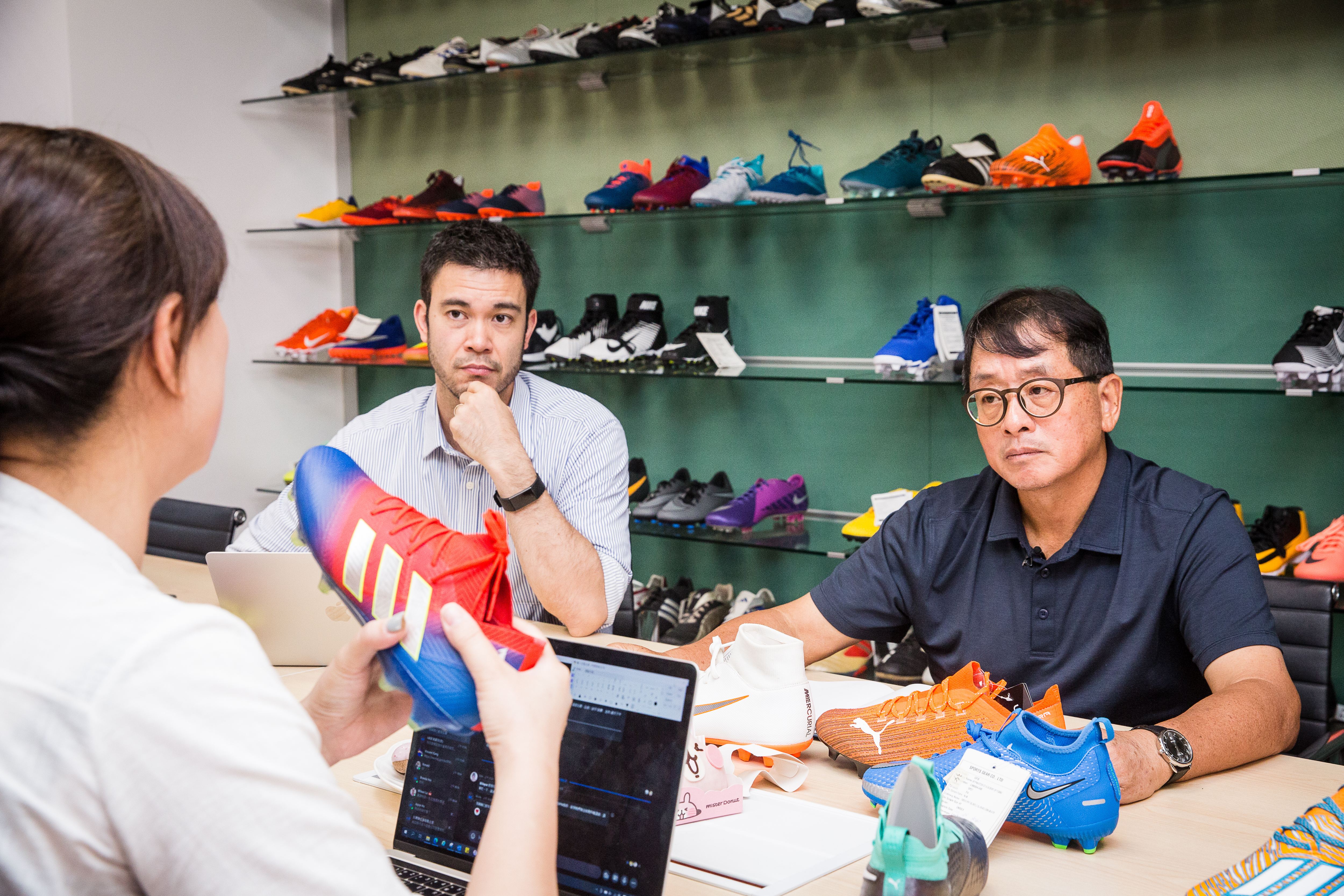 陳維家（右）用人十分大膽，他挖角前璞園籃球隊總教練麥班達（中）擔任公司發言人，將運動精神發揮得更淋漓盡致，也為公司形象更加分。