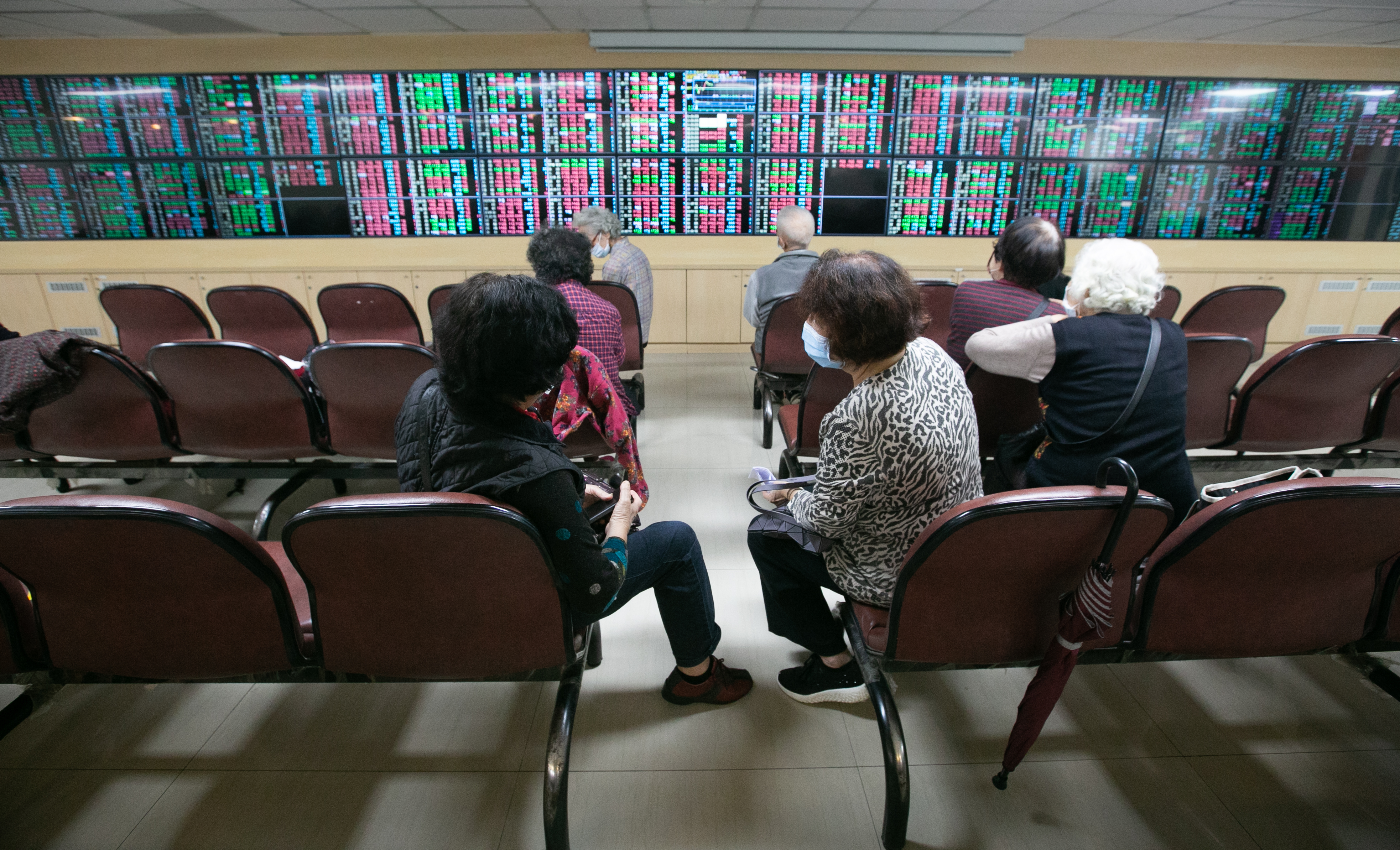 台股熱鬧非凡，買高殖利率銅板好股，有機會股息價差兩頭賺。