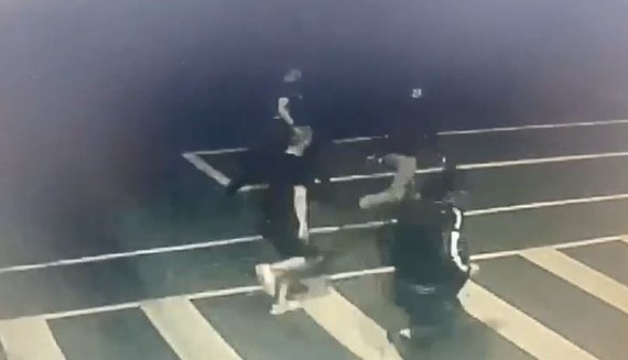 北市松山分局中崙派出所,日前發生黑衣人闖入叫囂、毀壞電腦螢幕案。(翻攝畫面)