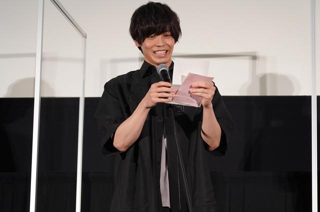 豬塚健太在《劇場版情色小說家~Playback~》朗讀感謝信。(網路圖片)