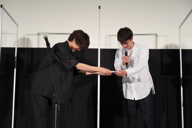 豬塚健太(左)將感謝信交給「老師」竹財輝之助。(網路圖片)