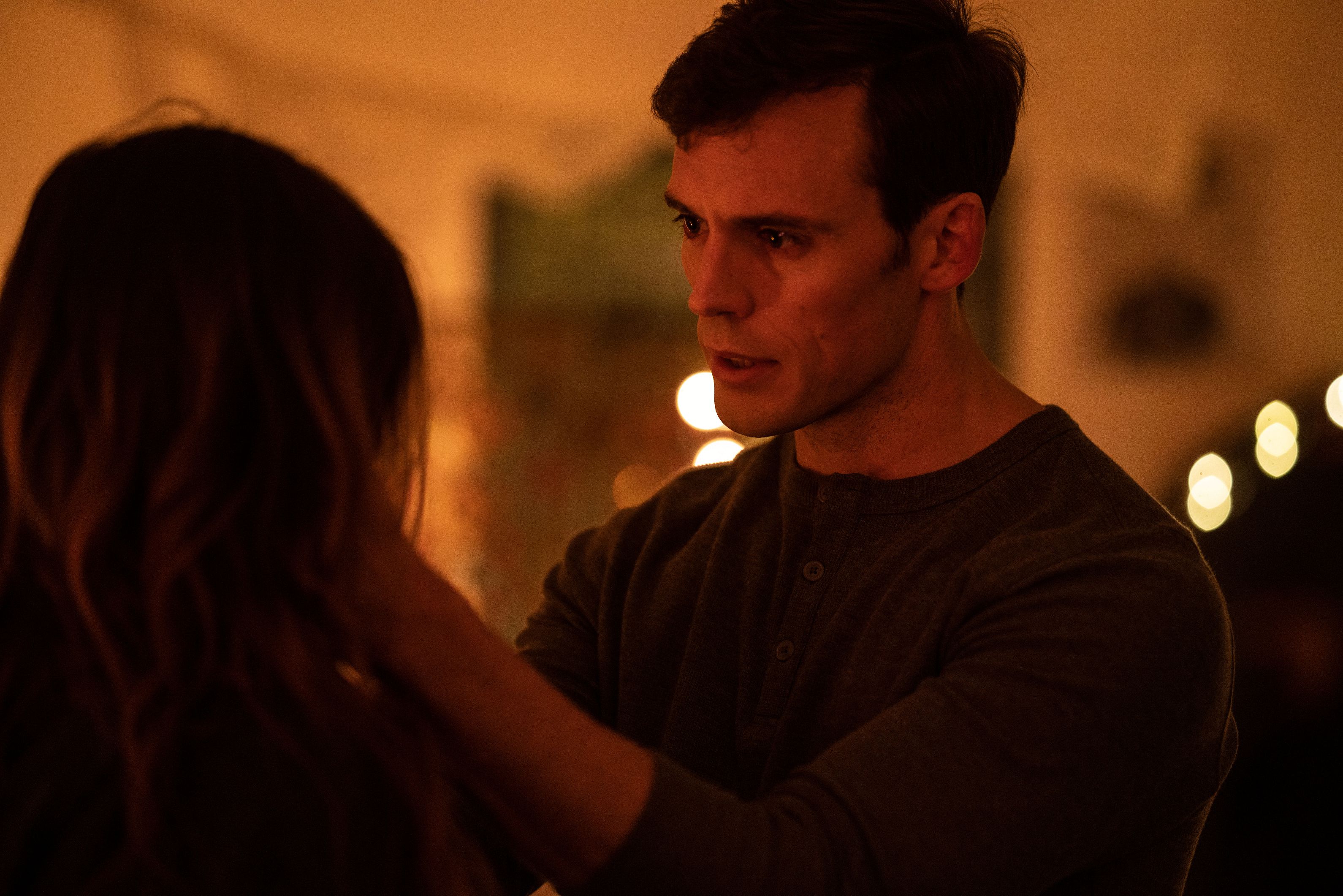 山姆克拉弗林片中跟嫩妹喇舌，又搞上對方的媽媽，笑稱吻戲比床戲來得輕鬆多了。（威視提供）