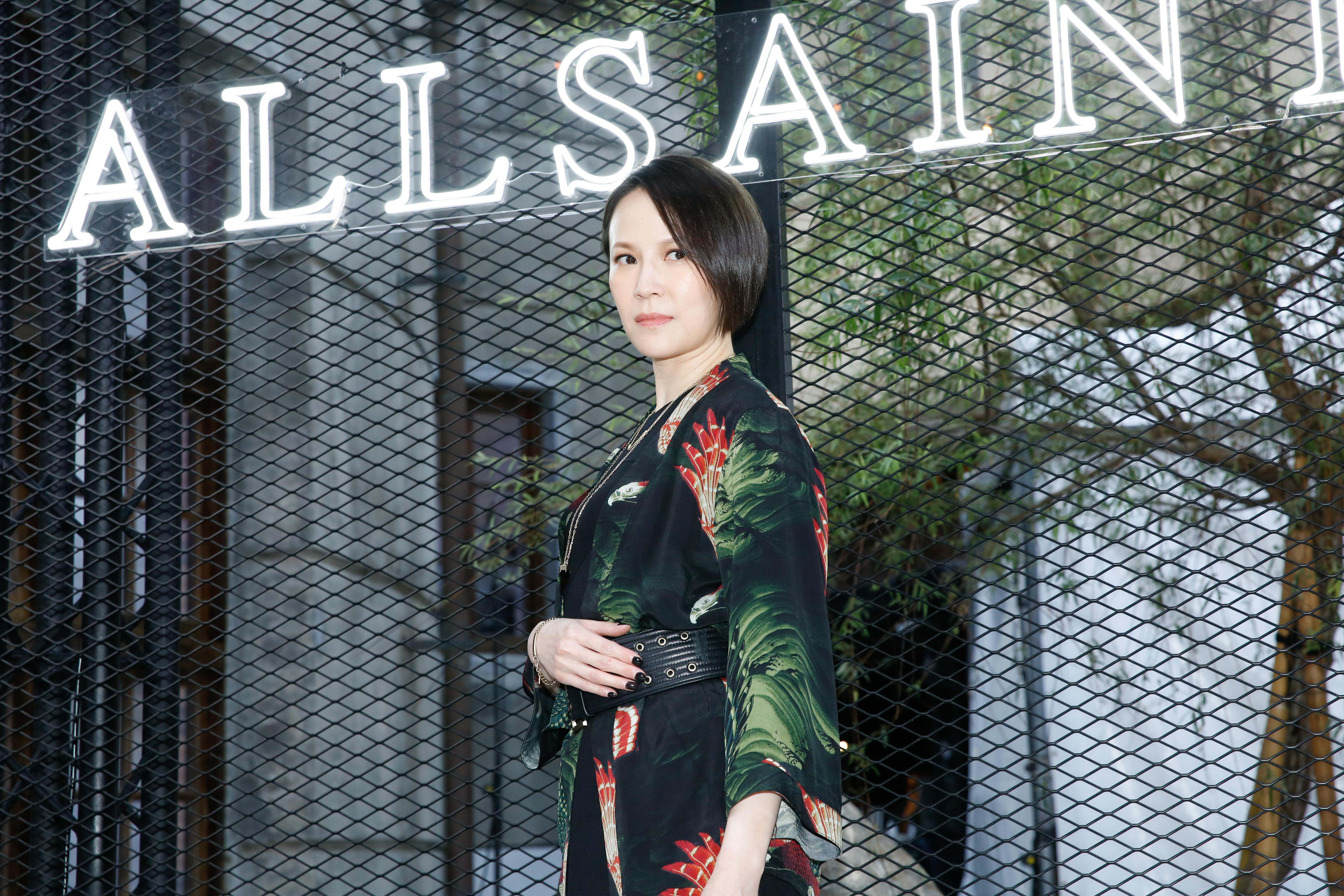 楊乃文身穿CARINA印花開襟罩衫（NT$6,700），澄清大家對她總是一身黑的印象，其實是誤會大了！