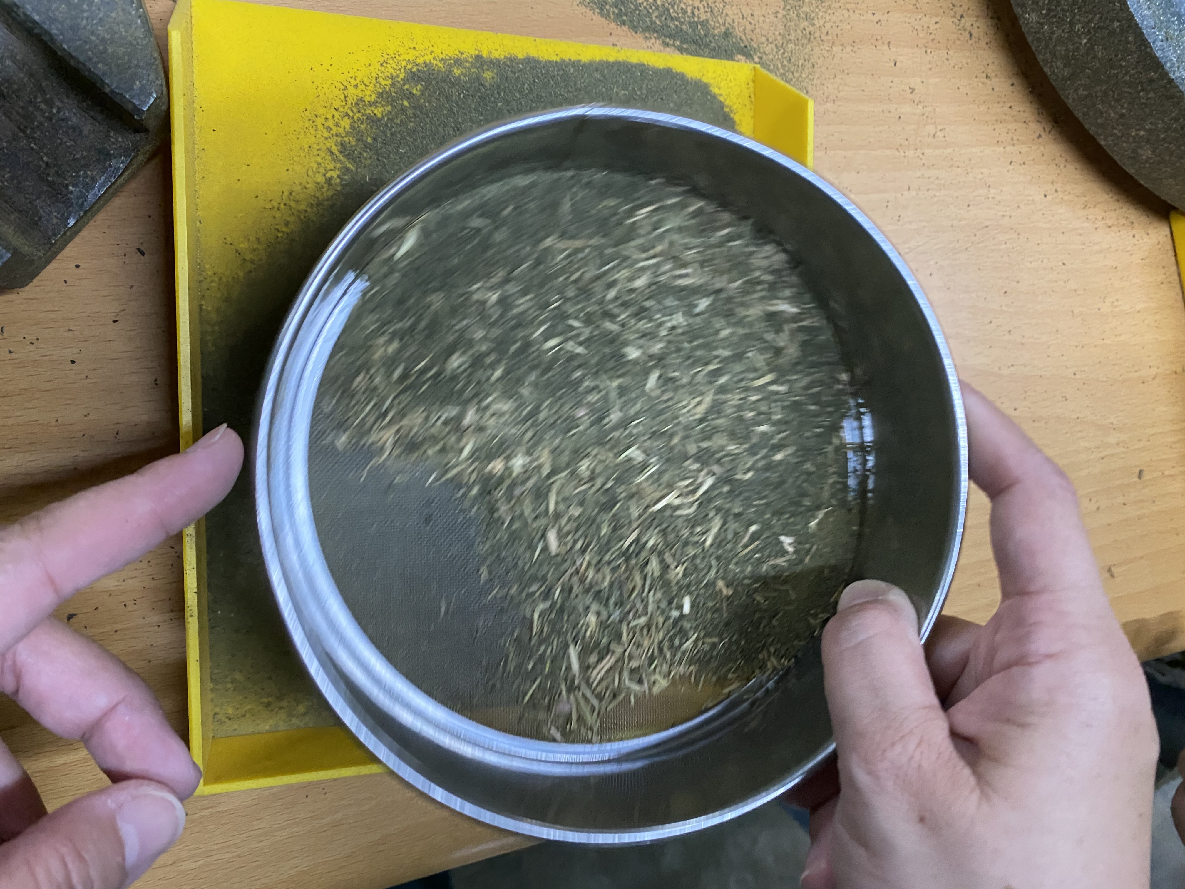 將茶粉過篩，剩下更細的茶粉。