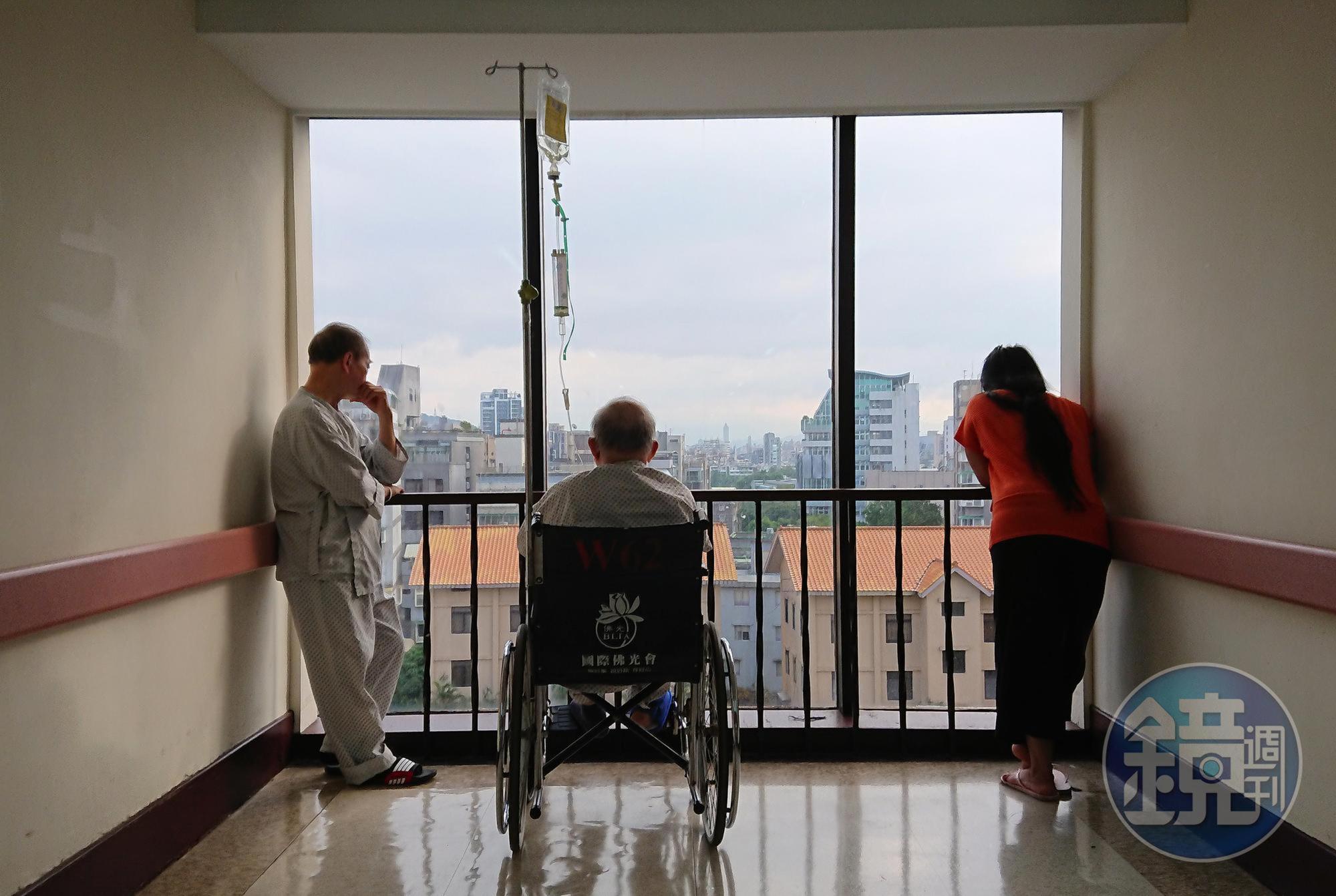 宏泰人壽宣布調漲薰衣草保單，引發保戶反彈，保險局與專家建議保戶先繳保費，同時觀望審查後結果。