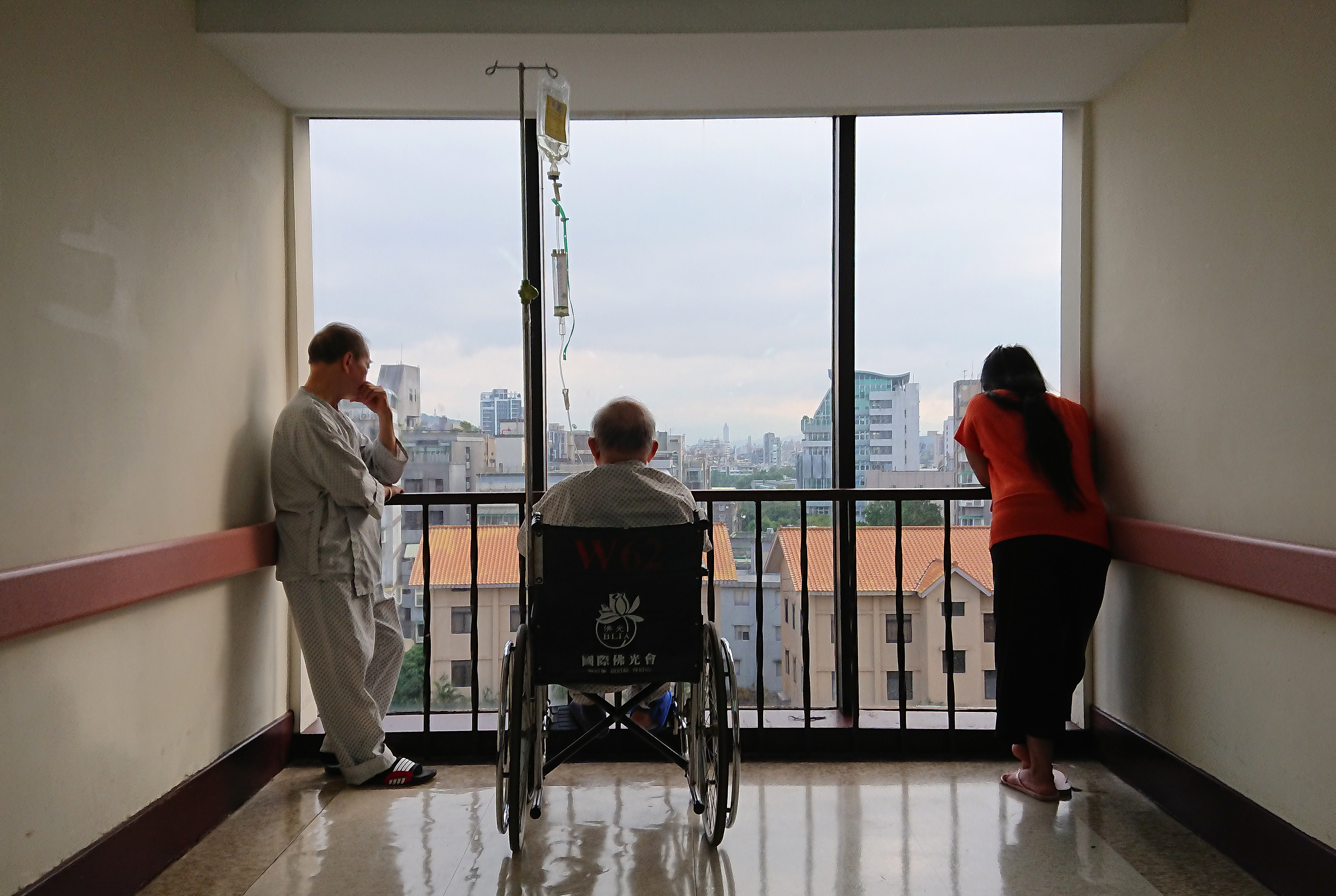 宏泰人壽宣布調漲薰衣草保單，引發保戶反彈，保險局與專家建議保戶先繳保費，同時觀望審查後結果。