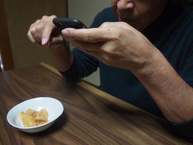 常用手機看「謎片」,可能會導致被駭客竊取資料的危險。(示意圖,photo-AC)