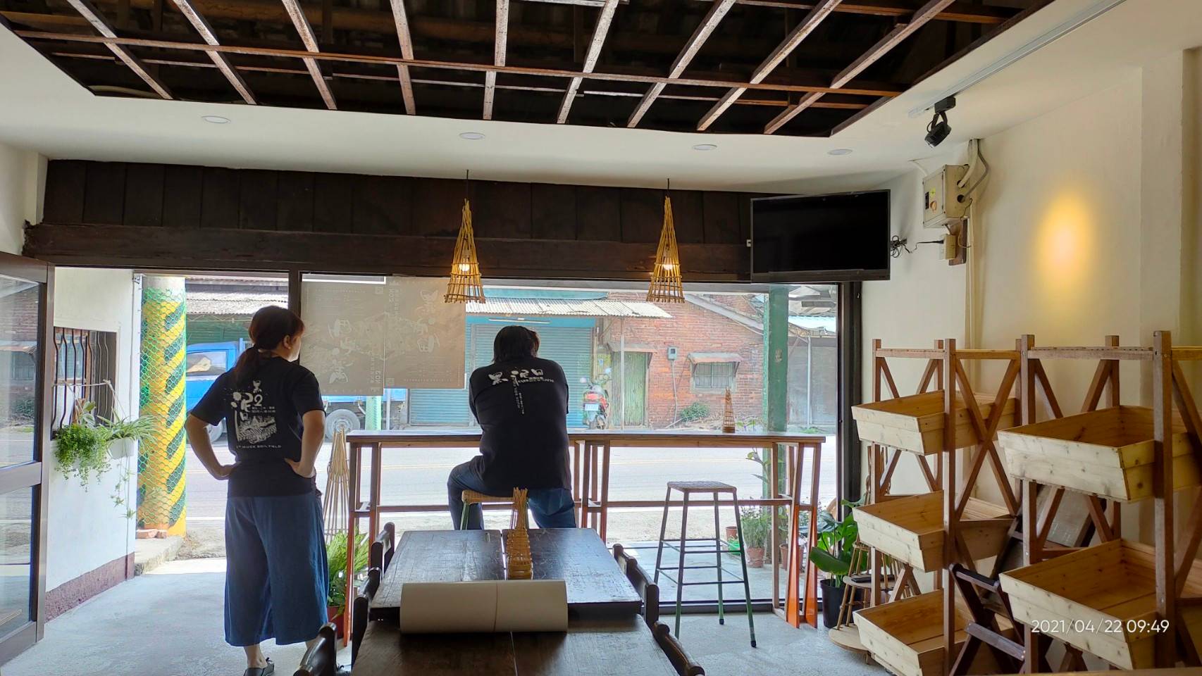 源泉文具行現在不僅是旅遊借問站、陳列在地農產品，亦為社區多功能共學使用空間。（源泉社區發展協會提供）