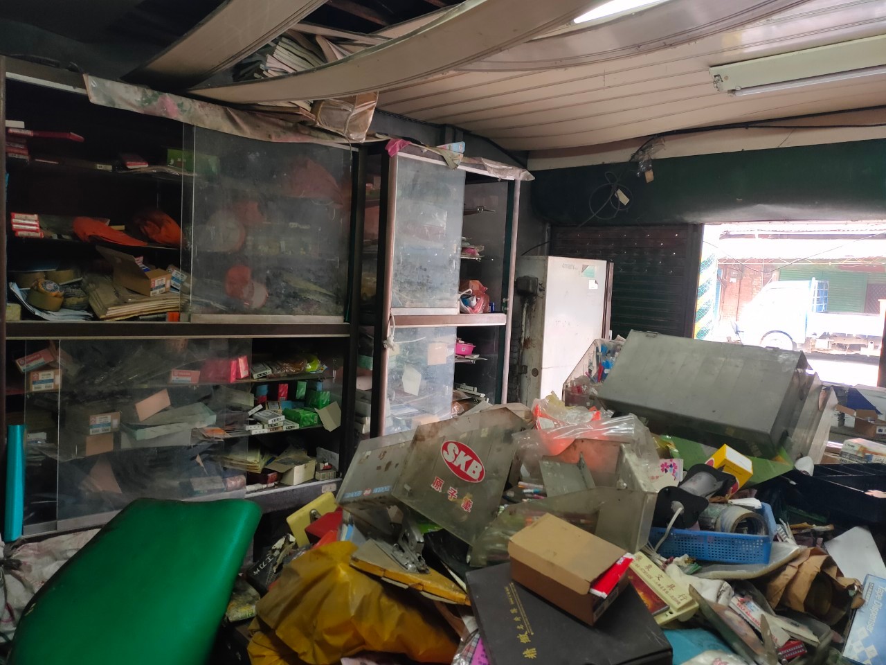 在整理之初，屋內還留滿等著販售給偏鄉孩童的文具用品。（源泉社區發展協會提供）