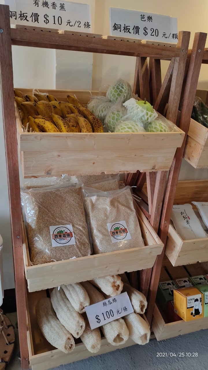 屋裡木架上陳列在地小農產品。（源泉社區發展協會提供）