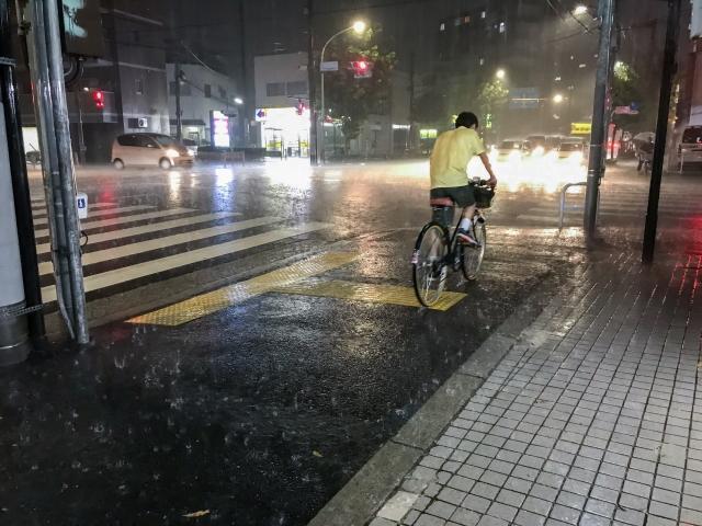 台灣天氣時常有偶發陣雨,一款「國家級APP」能幫助民眾避免淋雨。(示意圖,photoAC)