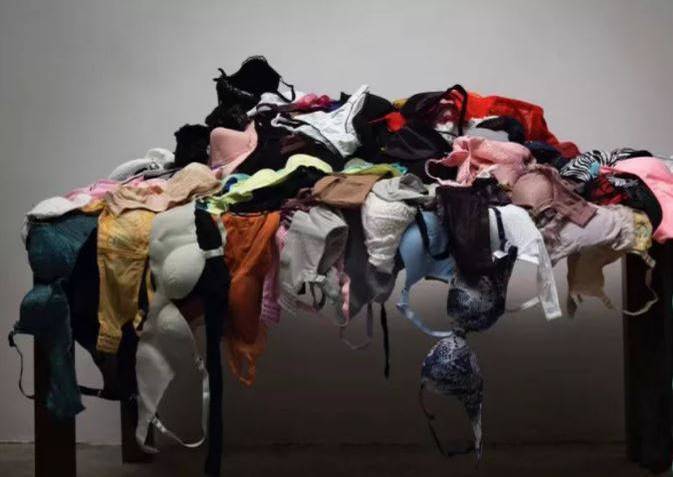 藝術家張明信自曝創作素材女性內衣，都是以「非正常方式」取得。（翻攝自微博）