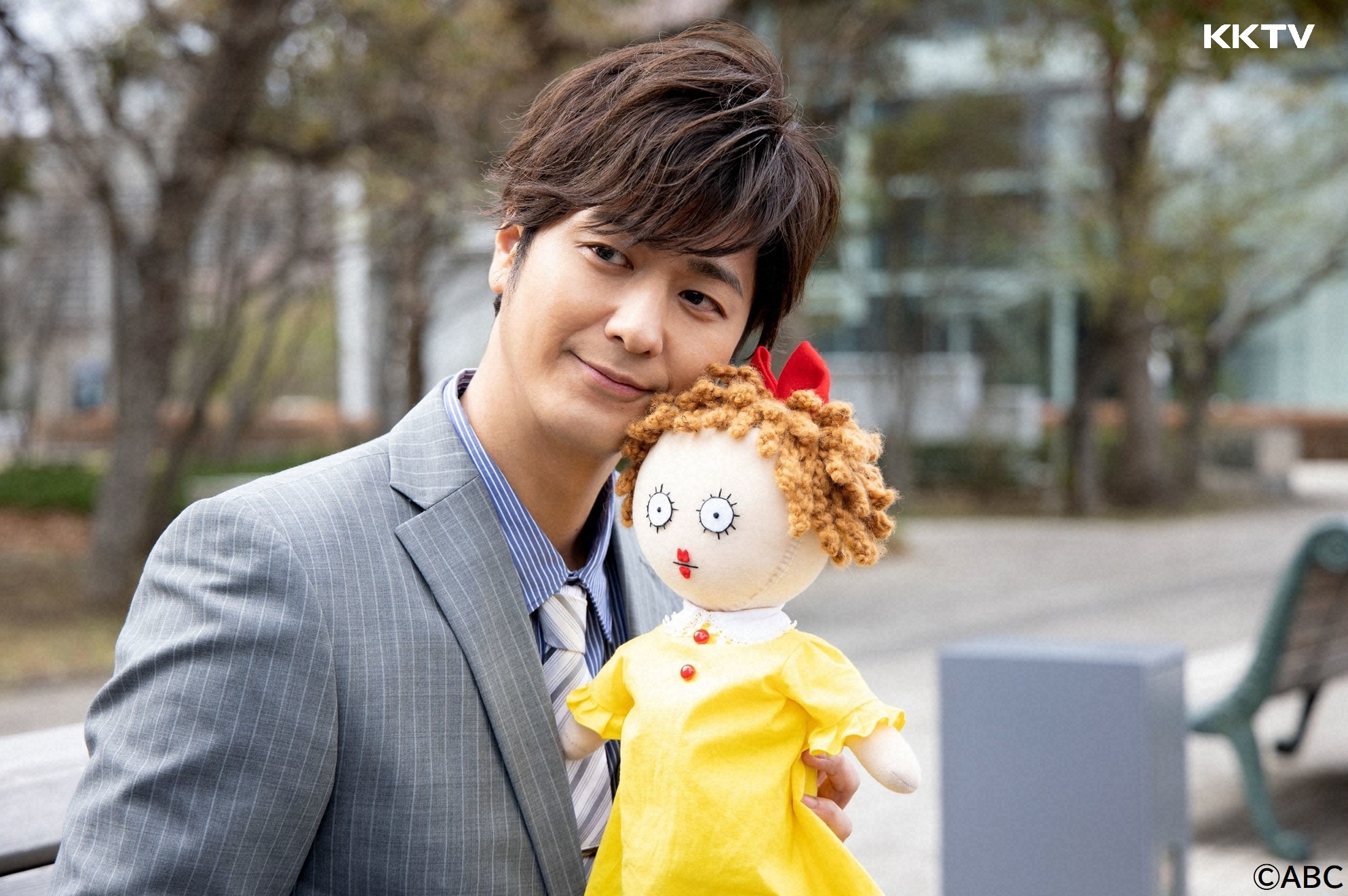 日星速水茂虎道化身「娃娃宅」，因為太喜歡娃娃「美啾子」，沒拍戲時也會忍不住咬她的小手，笑說：「感覺我真的有點變態。」（KKTV提供）