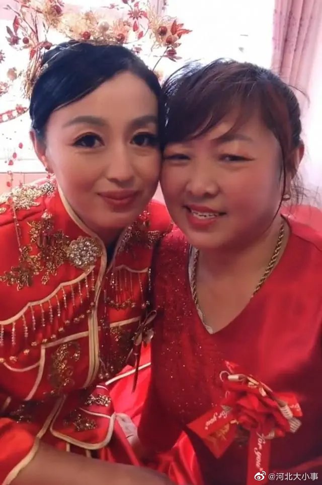 婆婆(右)與媳婦(左)緊貼臉頰合照,看起來十分親密。(翻攝自微博)