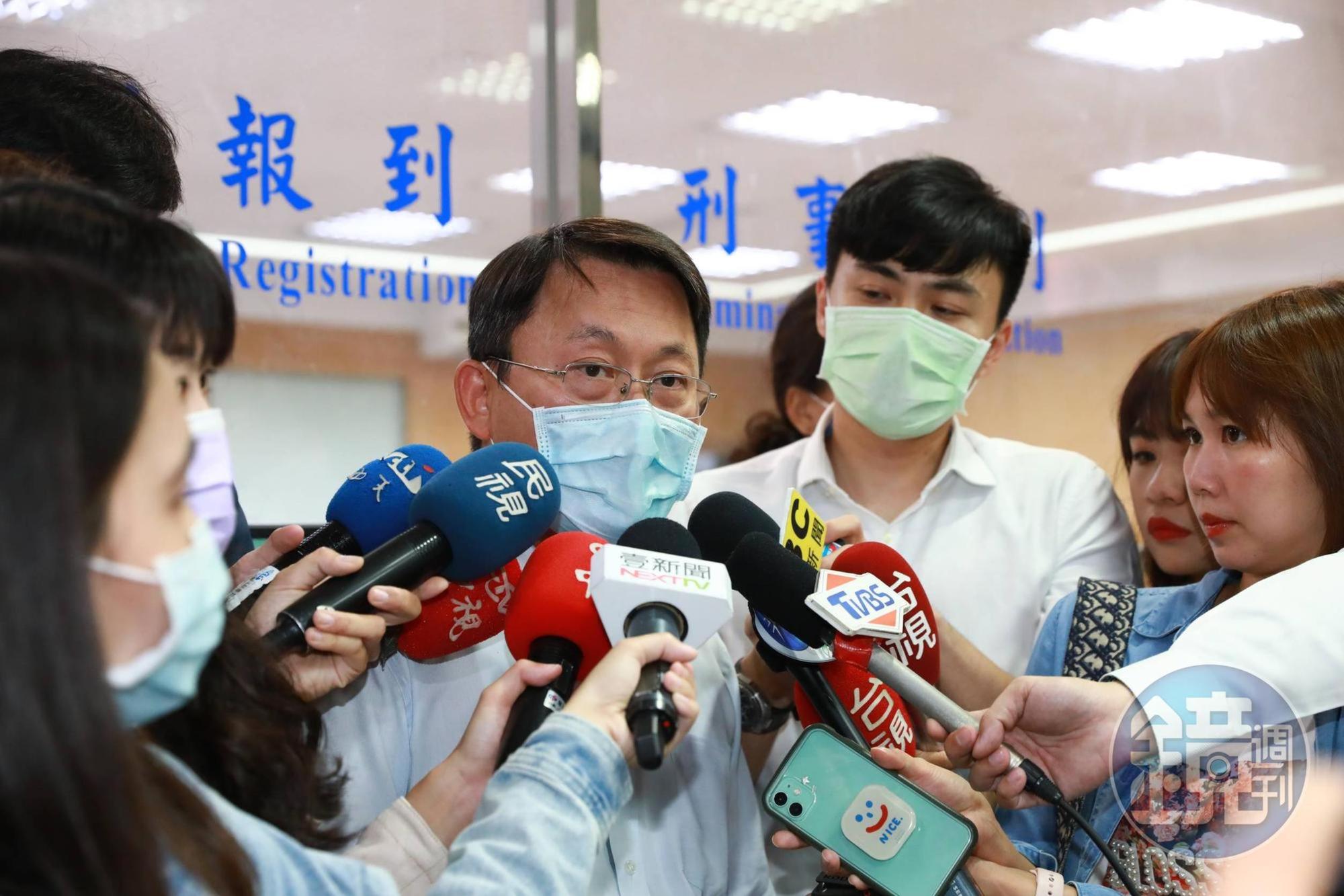 遭拔官的前松山分局長林志誠今日赴北檢說明,並嗆網友「不要躲在鍵盤後面當小孬孬。」