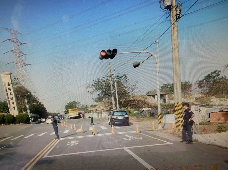 一部下坡公車煞車失靈，在校門口撞死張姓女學生。（讀者提供）