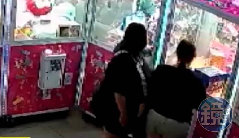 這款媽媽，竟叫女兒鑽進娃娃機內偷商品，行竊過程監視器全都錄。（讀者提供）
