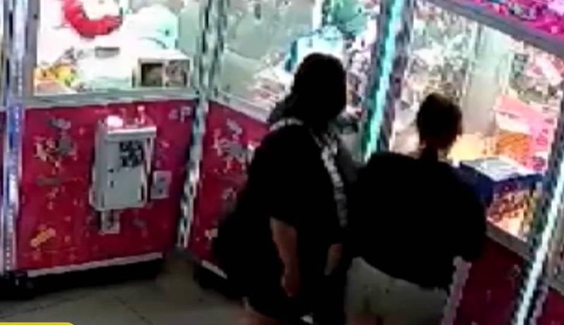 這款媽媽,竟叫女兒鑽進娃娃機內偷商品,行竊過程監視器全都錄。(讀者提供)