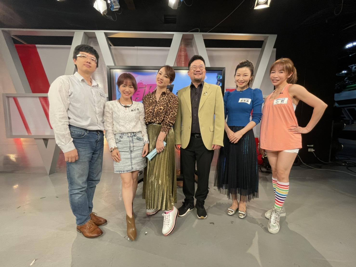 郁方、廖慶學主持的新節目《郁見新同學》, 新一集找來嘉賓前主播蕭彤雯、營養美容家余朱青、家科醫生葉睿儒及生活健康達人簡宏誼。(完美國際提供)
