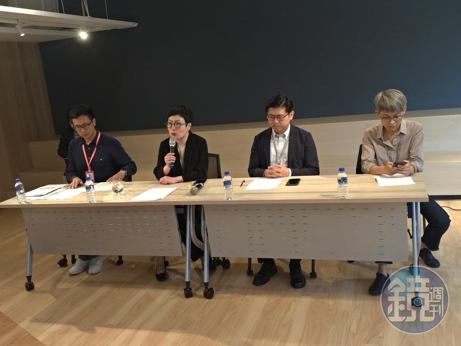 文策院董事長丁曉菁（左2）表示，會持續與《CCC》編輯部溝通。