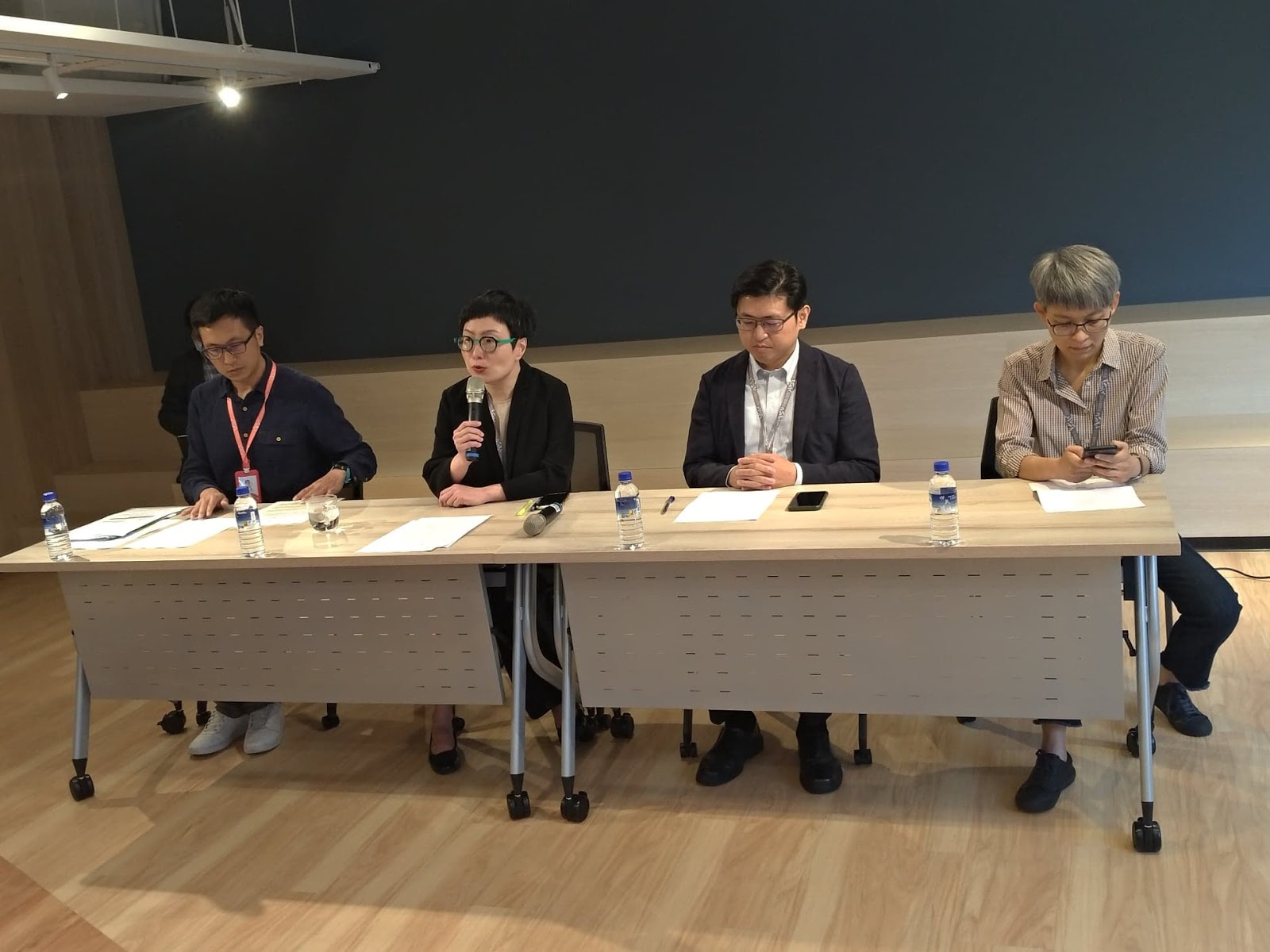 文策院董事長丁曉菁（左2）表示，會持續與《CCC》編輯部溝通。