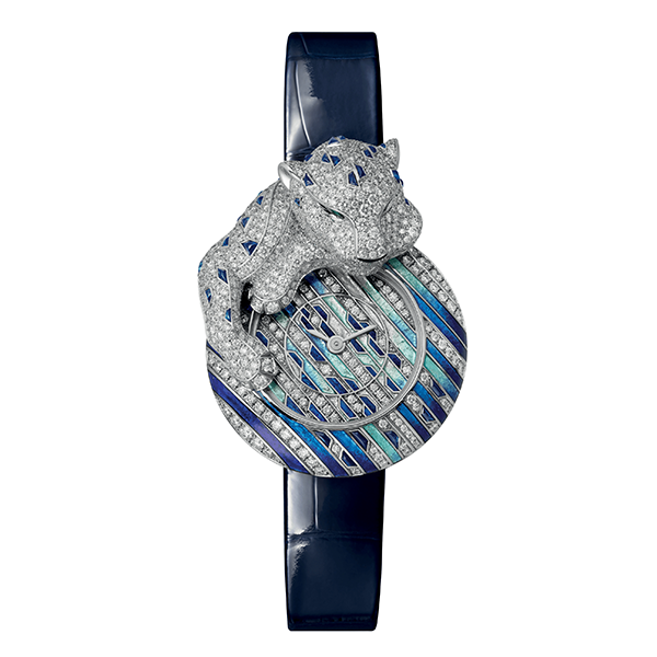 Panthère Songeuse ｜錶徑31 x 39mm／18K白金材質／430 MC手上鏈機芯／石英機芯／錶殼、錶釦、面盤及豹頭鑲嵌734顆圓形明亮式切割鑽石（2.95克拉）琺瑯錶殼及面盤鑲嵌梨形切割祖母綠豹眼（0.04克拉）、縞瑪瑙豹鼻和藍寶石豹紋（0.38克拉）／限量30只／價格店洽