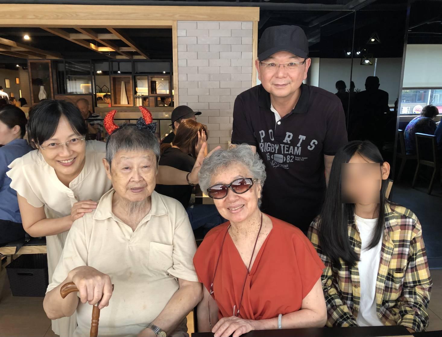 創作豐沛的蔡銀娟,是台灣頗具代表性的女導演,和父母、老公、女兒三代同堂,相處融洽。(照片提供蔡銀娟)