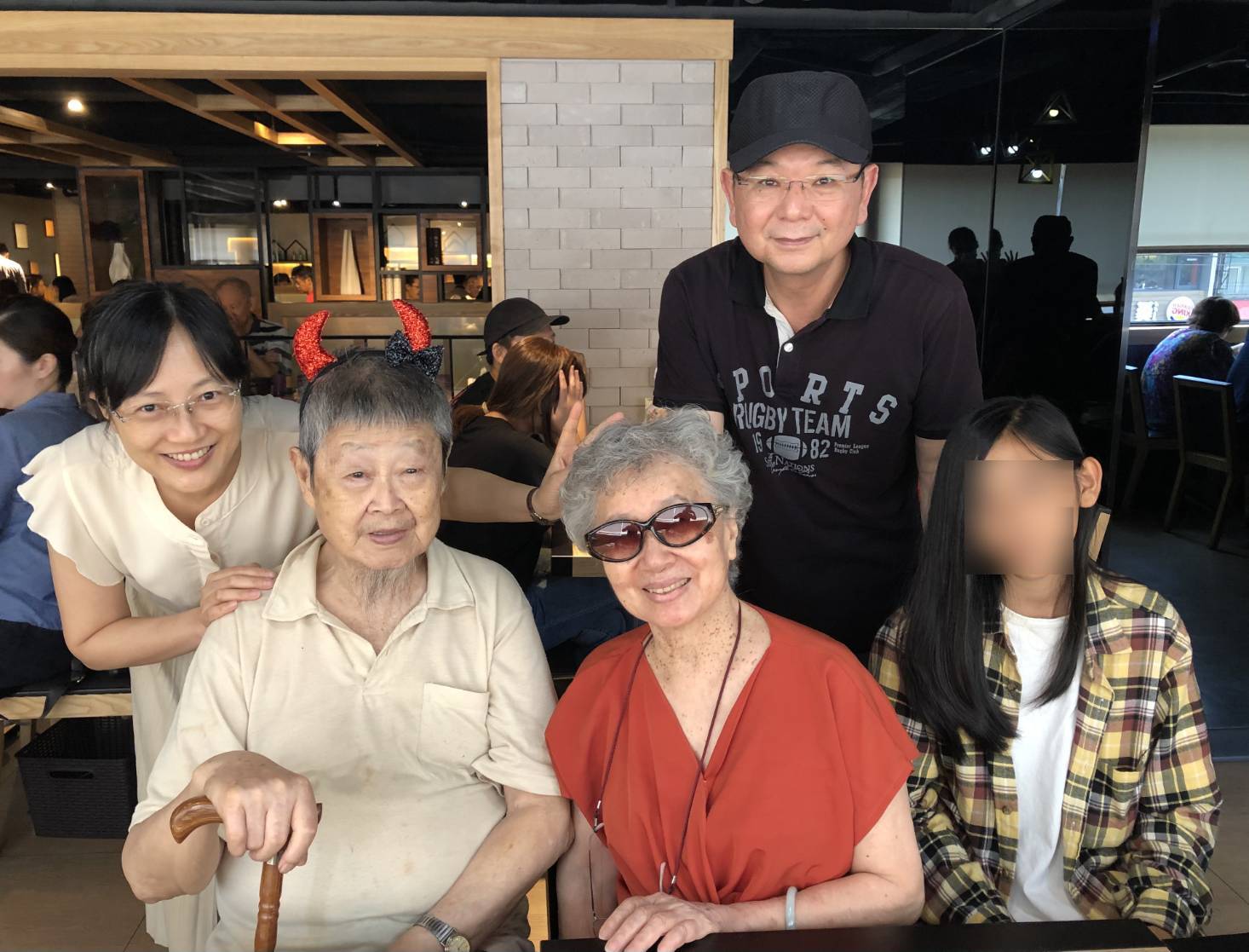 創作豐沛的蔡銀娟，是台灣頗具代表性的女導演，和父母、老公、女兒三代同堂，相處融洽。（照片提供蔡銀娟）