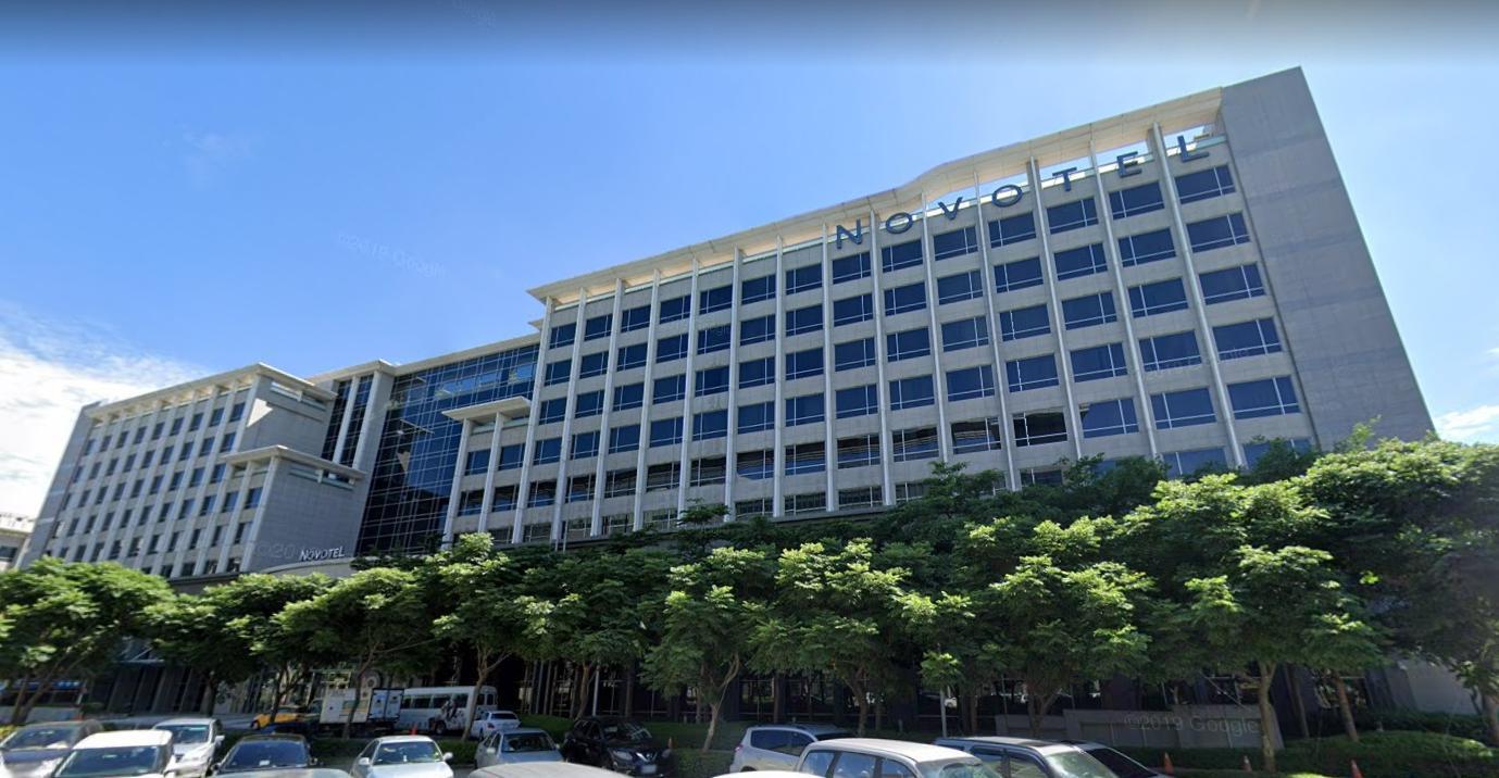 一名員工爆料諾富特飯店，容許同層樓讓檢疫旅客與一般旅客混居之情形。（翻攝自Google地圖）