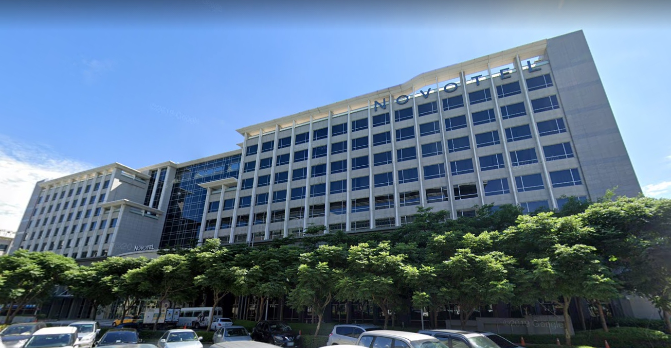 一名員工爆料諾富特飯店，容許同層樓讓檢疫旅客與一般旅客混居之情形。（翻攝自Google地圖）