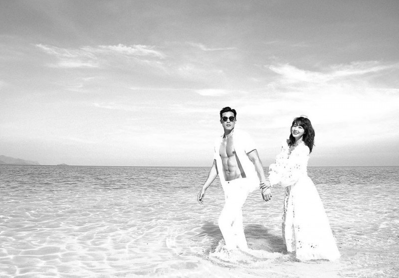 廖曉喬曬出與老公董子淳結婚一週年度蜜月的照片,老公秀出健壯8塊腹肌。(翻攝自廖曉喬IG)