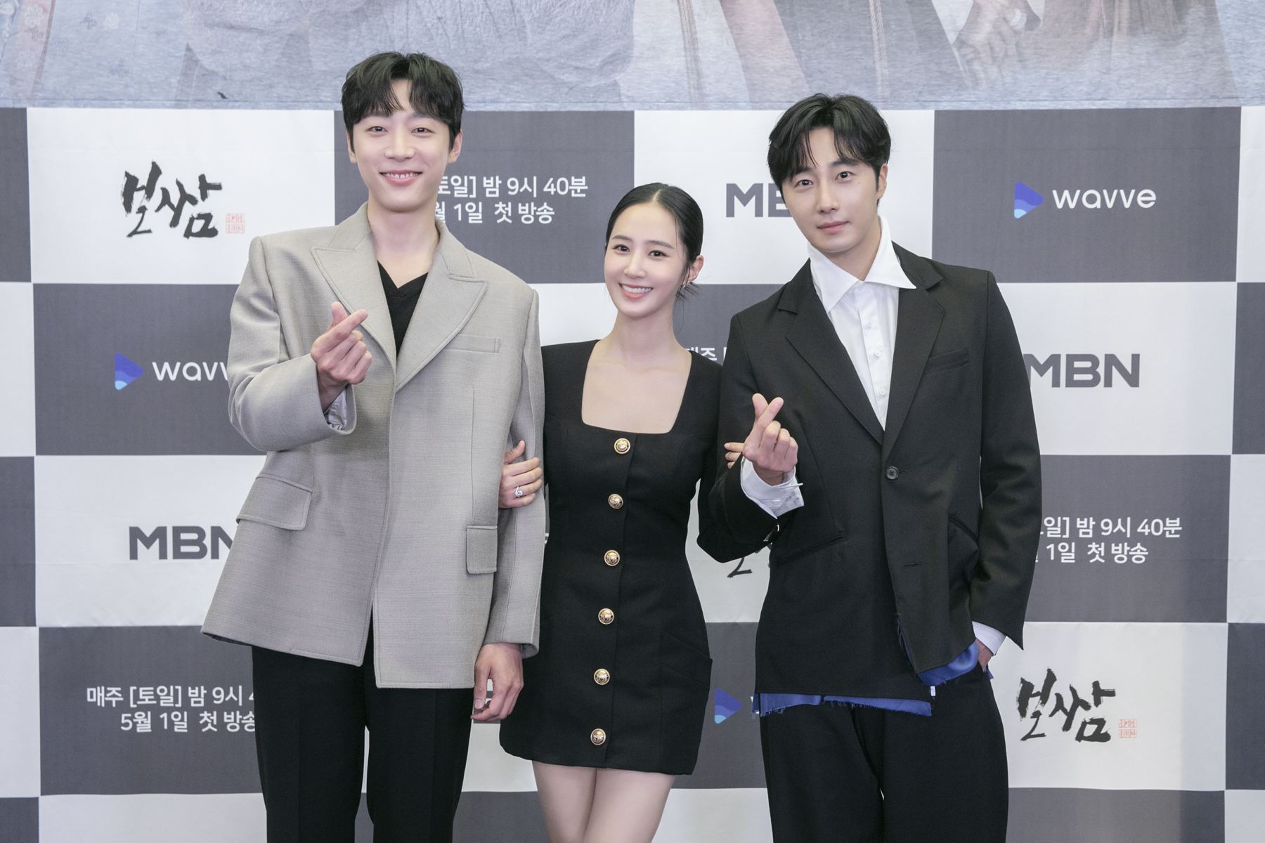 丁一宇（右起）、俞利和申譞洙在《打包袱－盜取命運》是三角關係。（friDay影音提供）