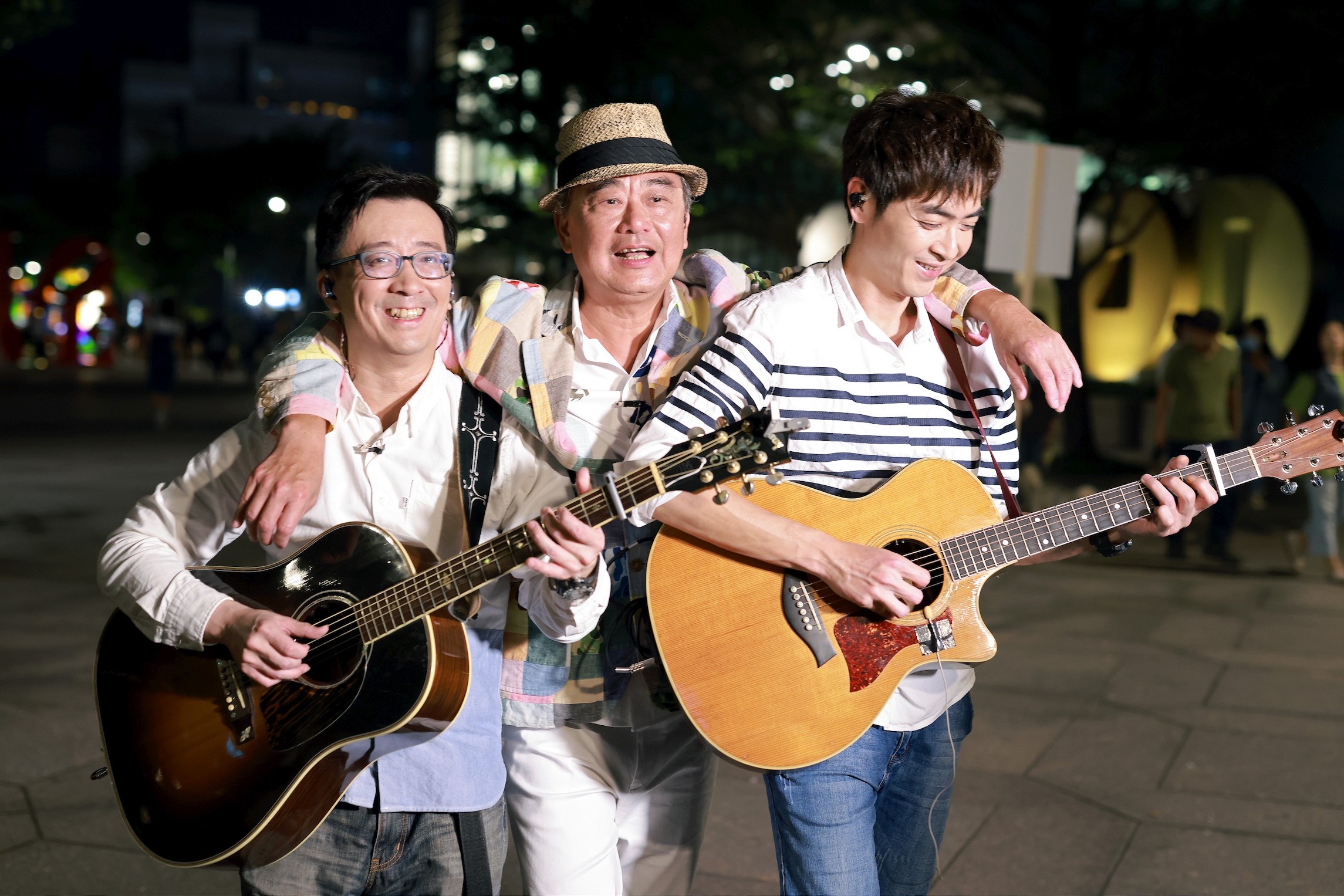 陳昇（中）在台北信義區舉辦快閃演唱會，網路同步湧入近50萬人次觀看。（新樂園製作提供）