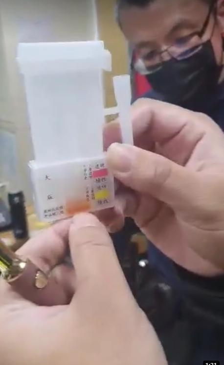 警方「加重劑量後」二度採檢，所顯示的顏色為橘色，既非陽性的紅色也非陰性的黃色，引起爭論。（左撇子提供）