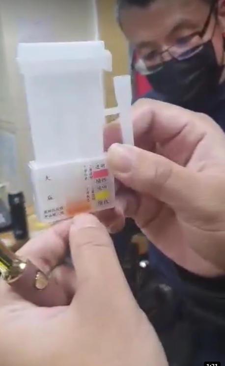 警方「加重劑量後」二度採檢,所顯示的顏色為橘色,既非陽性的紅色也非陰性的黃色,引起爭論。(左撇子提供)