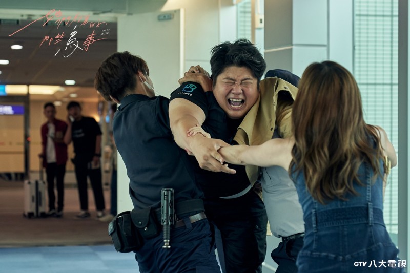 哈孝遠在《她們創業的那些鳥事》為了搶回簡嫚書,與航警拉扯過程,掙脫太過賣力,褲襠當場爆裂。(八大電視提供)