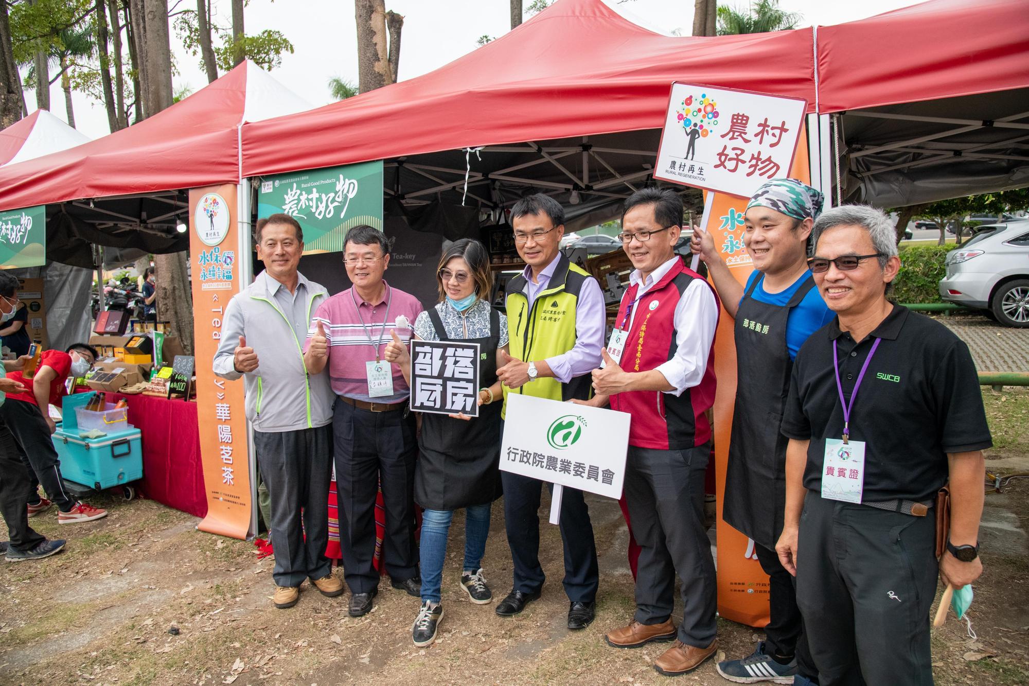 現場民眾除了有農村市集、永續工作體驗坊等活動可以玩樂,也有VR及AR科技展示等可供體驗。