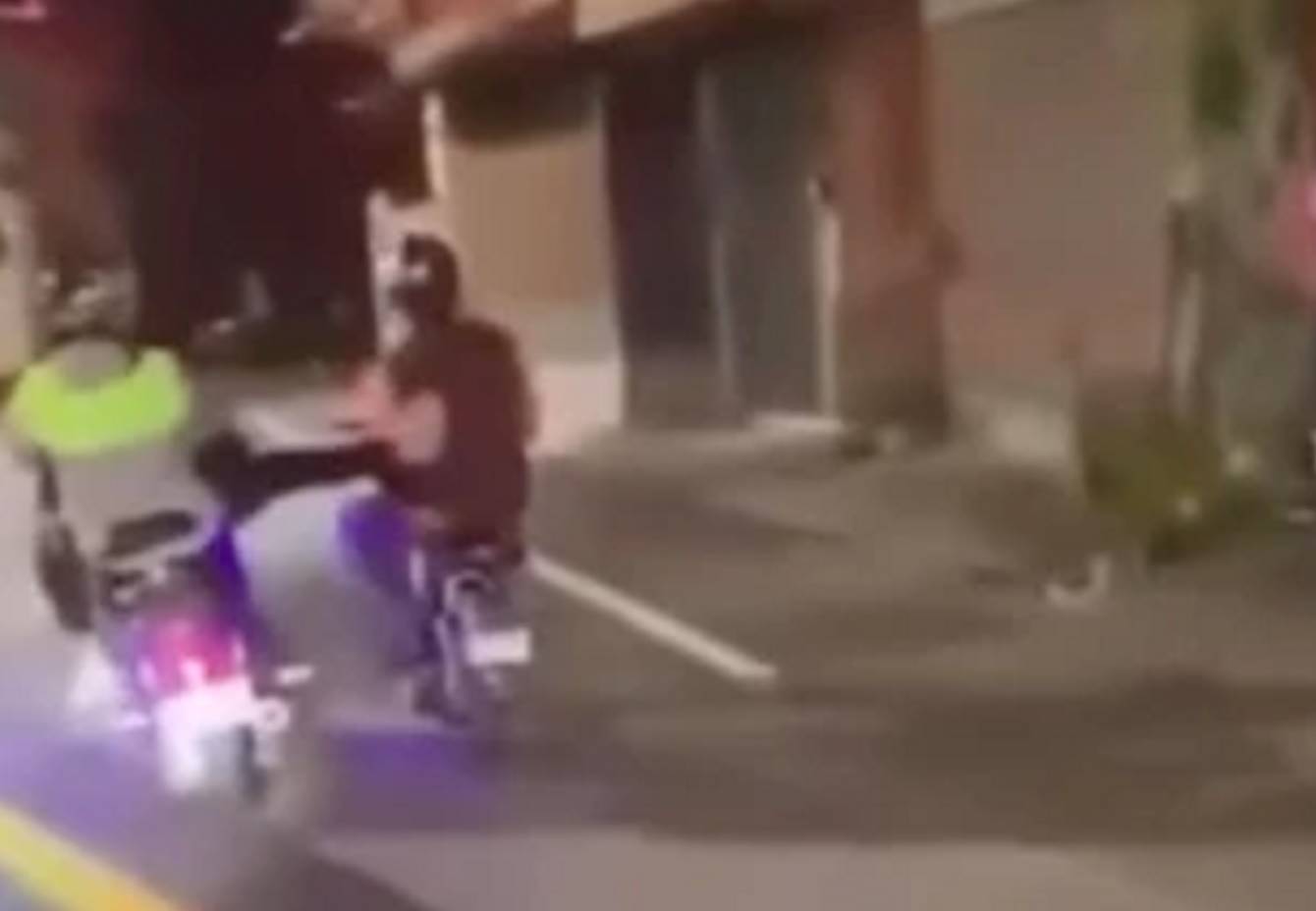 李姓少年載楊姓少年騎車接近移工，楊再以腳踹外籍移工致摔車受傷。（翻攝畫面）