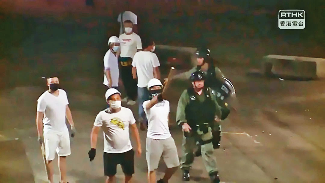 「721事件」發生當晚，不少跡象令人懷疑警察和攻擊市民的白衣暴徒似乎有一定「默契」。（翻攝香港電台《鏗鏘集》721誰主真相）