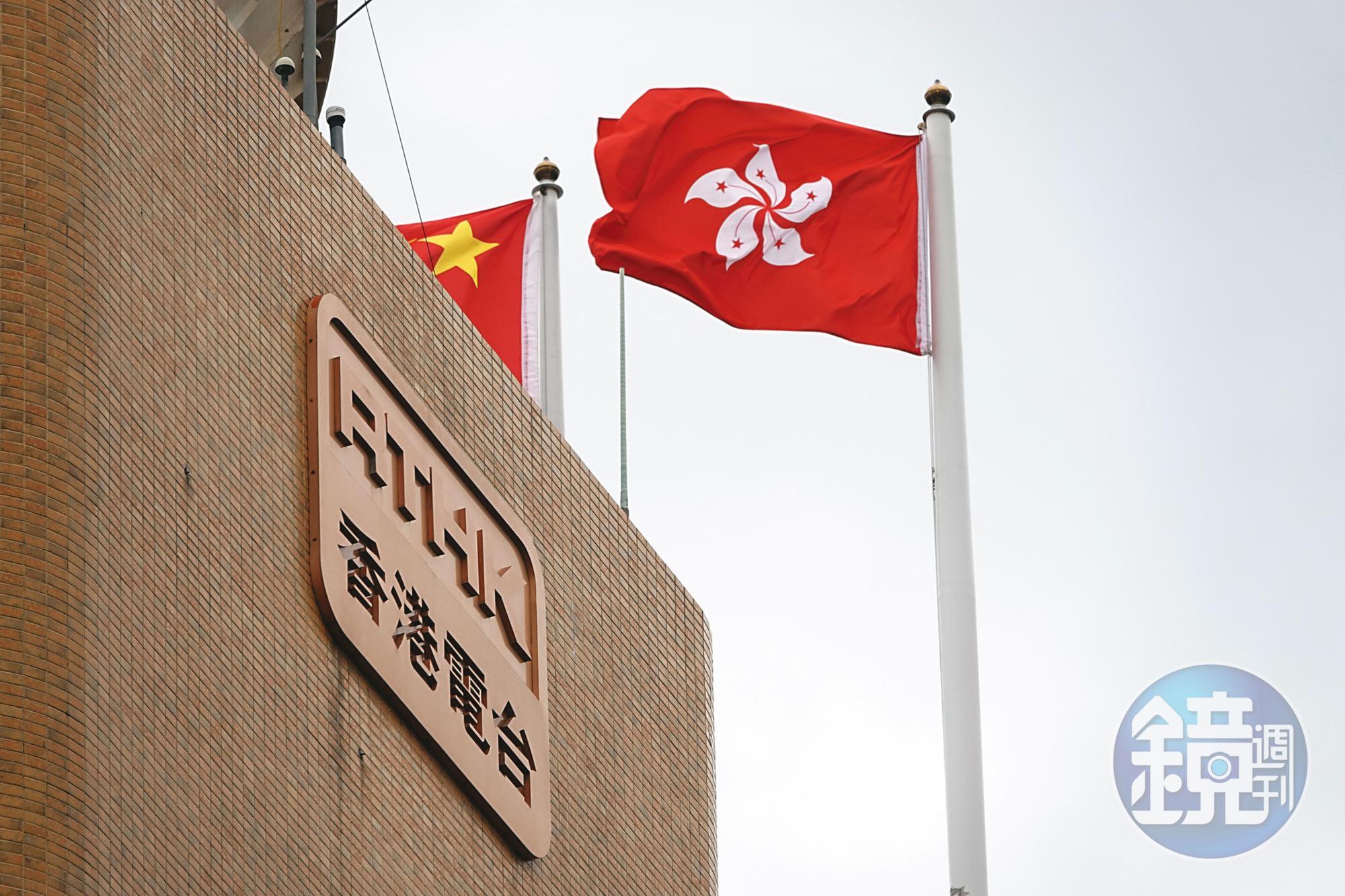 今年3月,香港政府大幅改組港台高層,並且引進新的審查機制,不具名的港台員工形容新的機制猶如「中宣部的人來盯著你們」。