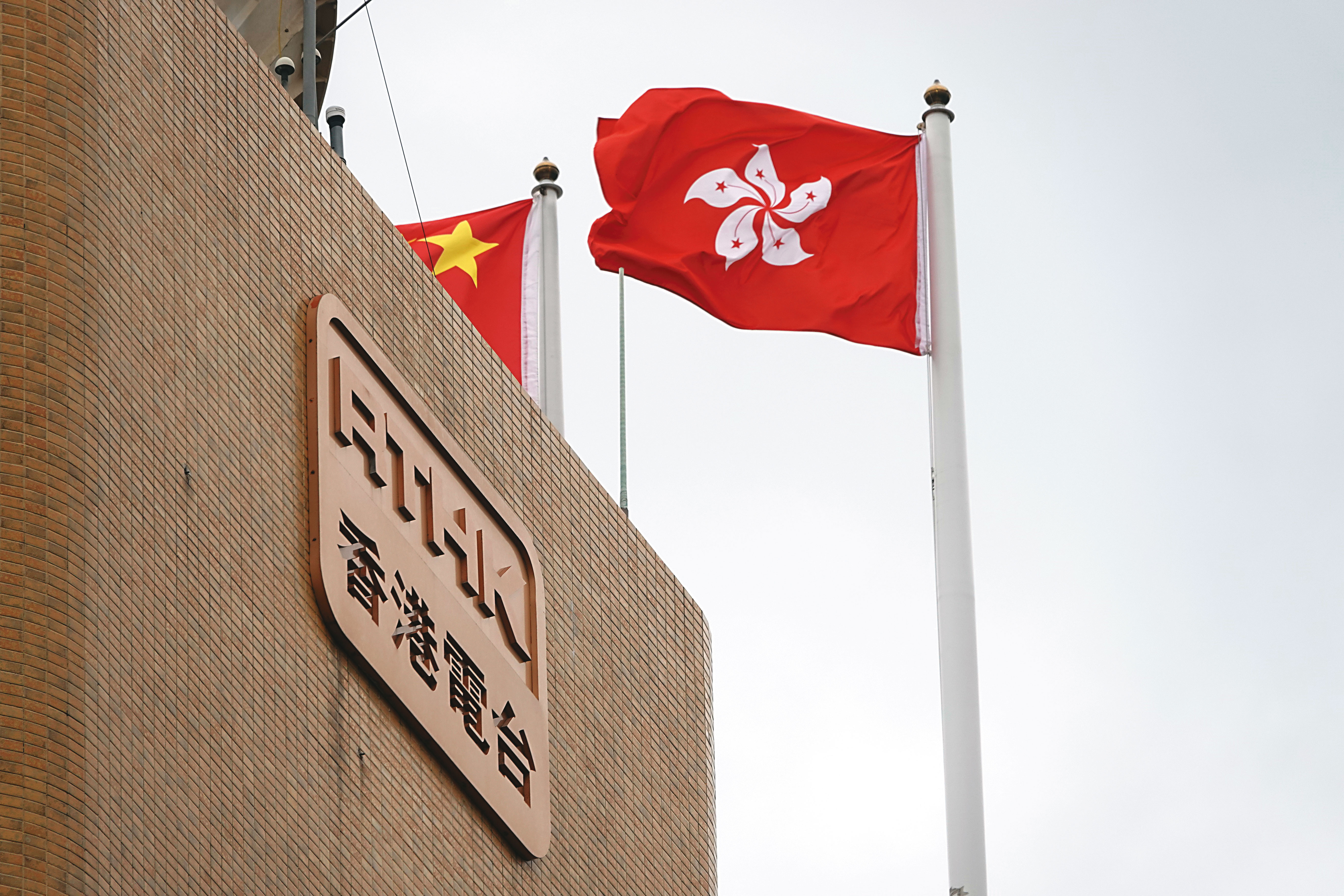 今年3月，香港政府大幅改組港台高層，並且引進新的審查機制，不具名的港台員工形容新的機制猶如「中宣部的人來盯著你們」。