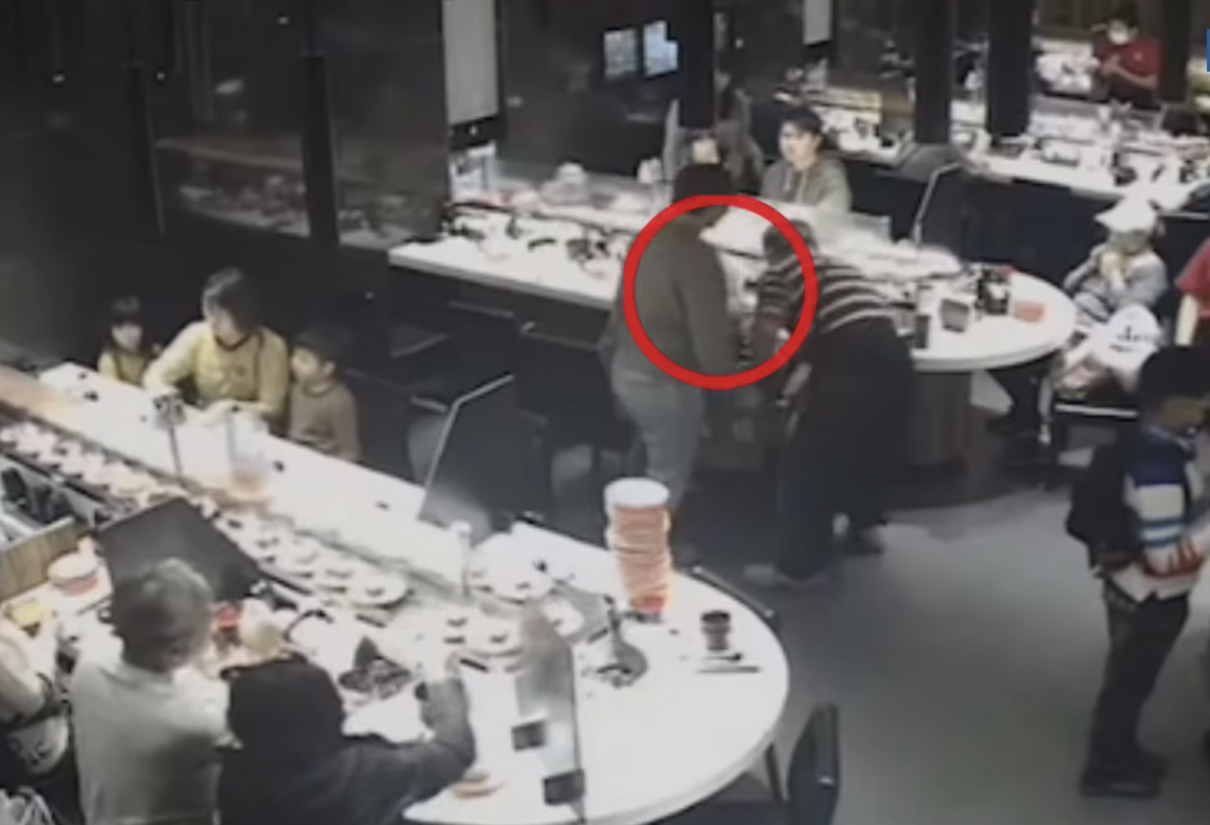 9旬嬤吃壽司噎到,現場一名護理師見義勇為幫忙急救。(翻攝自新北消防發爾麵臉書)