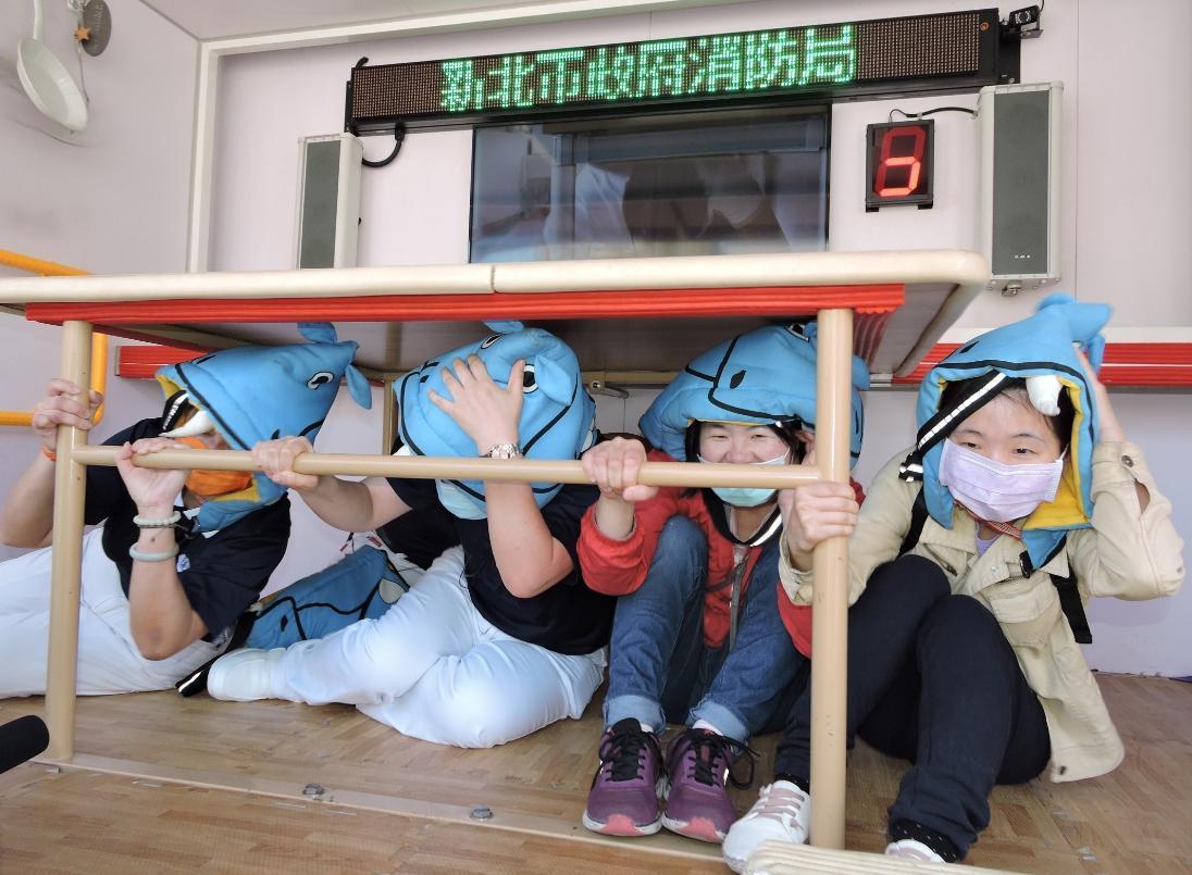 地震體驗車依芮氏規模大小,區分大、小朋友進行震撼臨場感受。(慈濟基金會提供)