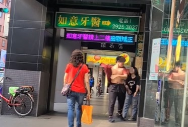 小倆口的爭吵讓網友看傻。(翻攝自YouTube)