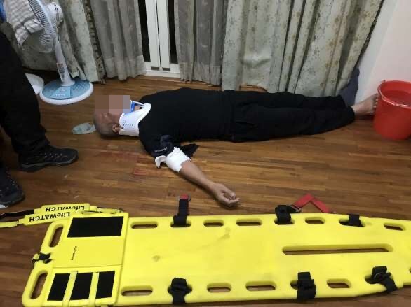 魏姓被害人遭黑衣人在半夜潛入住家毆打，躺在地上無法動彈，由救護人員緊急送醫。（讀者提供）
