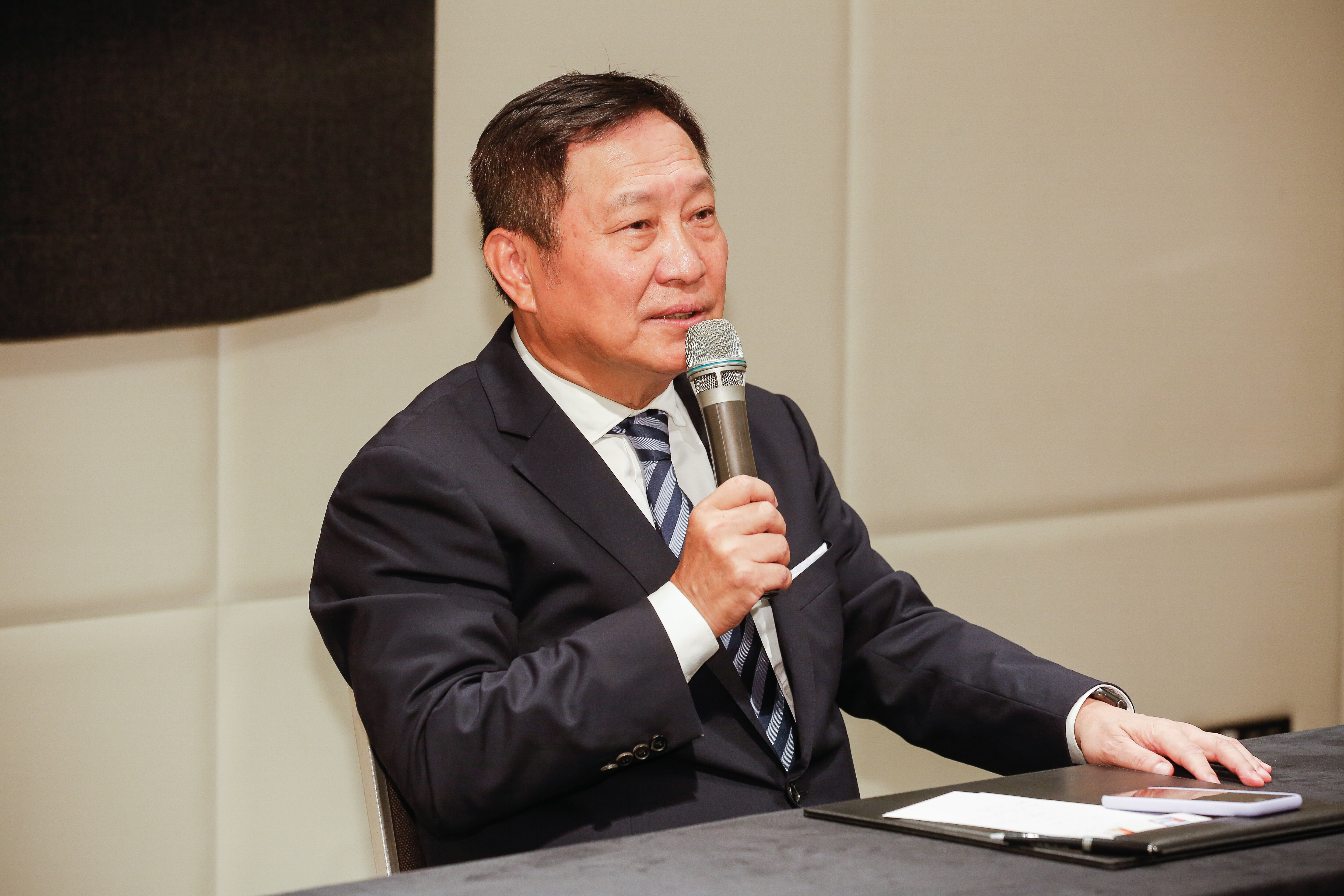 泰豐董事趙國帥表示，南港和外圍持有逾兩成的泰豐股權，公司派卻連一席董事也不給，這是不對的。