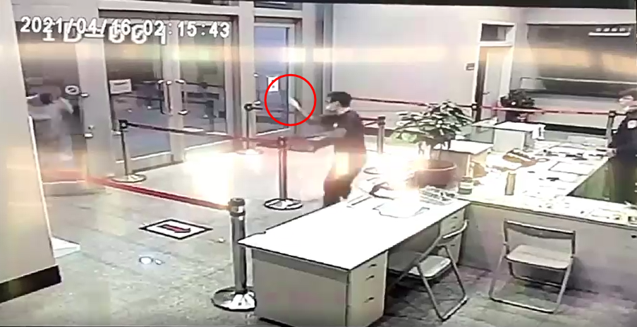 楊姓教官被黑衣人追打進派出所後，又向對方比中指嗆聲，讓衝突擴大。（台北市警察局提供）