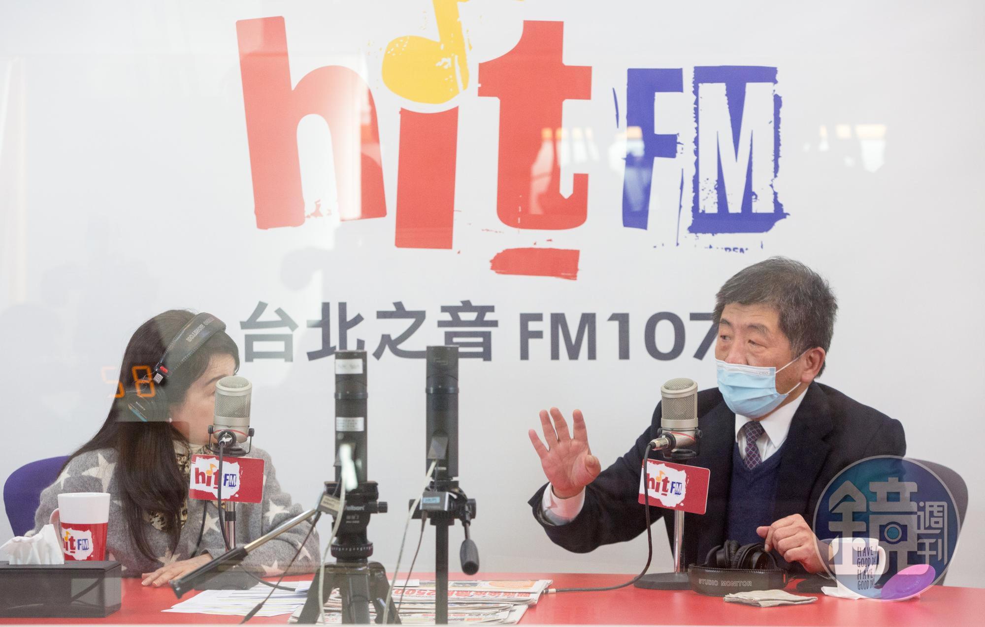 今（3日）指揮中心指揮官陳時中（右）在廣播節目上指出，目前社區的風險來自於飯店的員工。（本刊資料照）