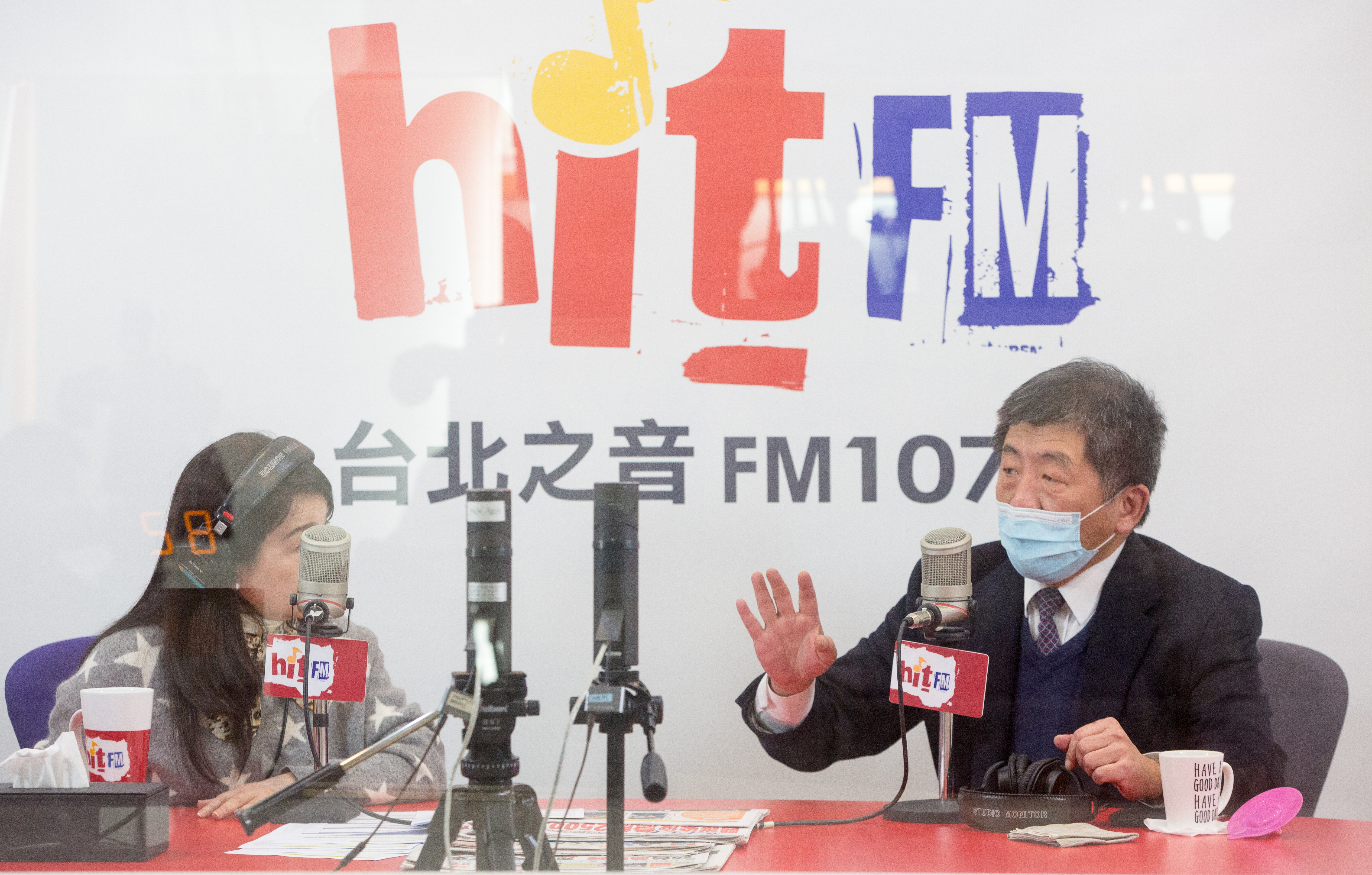 今（3日）指揮中心指揮官陳時中（右）在廣播節目上指出，目前社區的風險來自於飯店的員工。（本刊資料照）